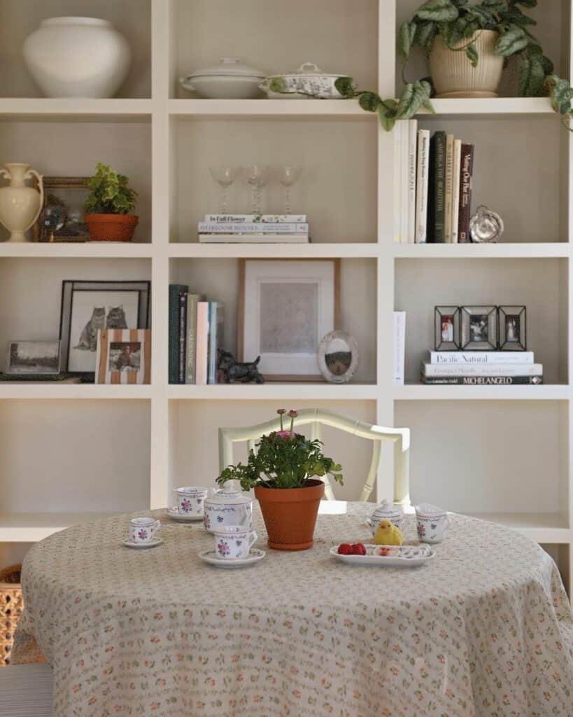 Circular Dining Table for a Cozy Space