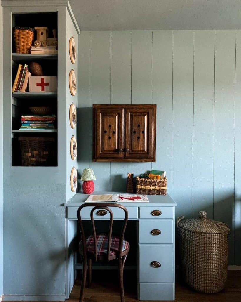 Customized Desk for a Compact Room