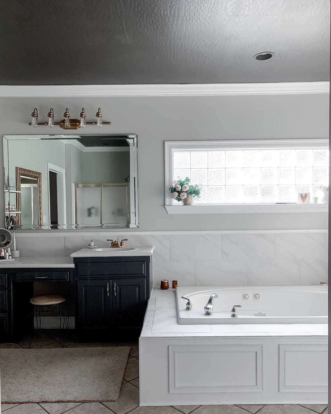 928002E000QS Car Interior Roof - Dark Gray Ceiling Contrasts Lighter Walls 