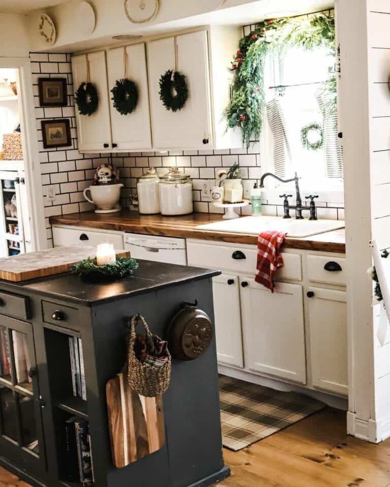 Farmhouse Christmas Kitchen Design Inspiration