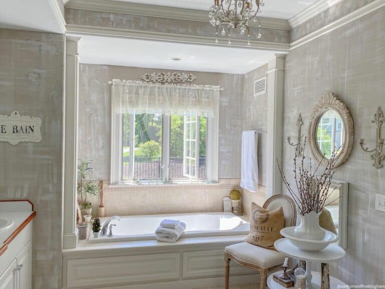 Luxurious Bathroom Alcove With a Bathtub