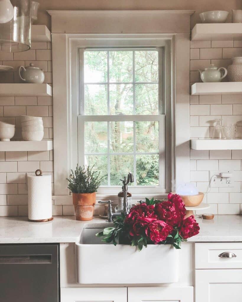 Picturesque Image of a Farmhouse Sink