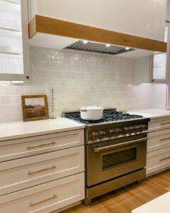 Range Hood Between Waterfall Glass Cabinets