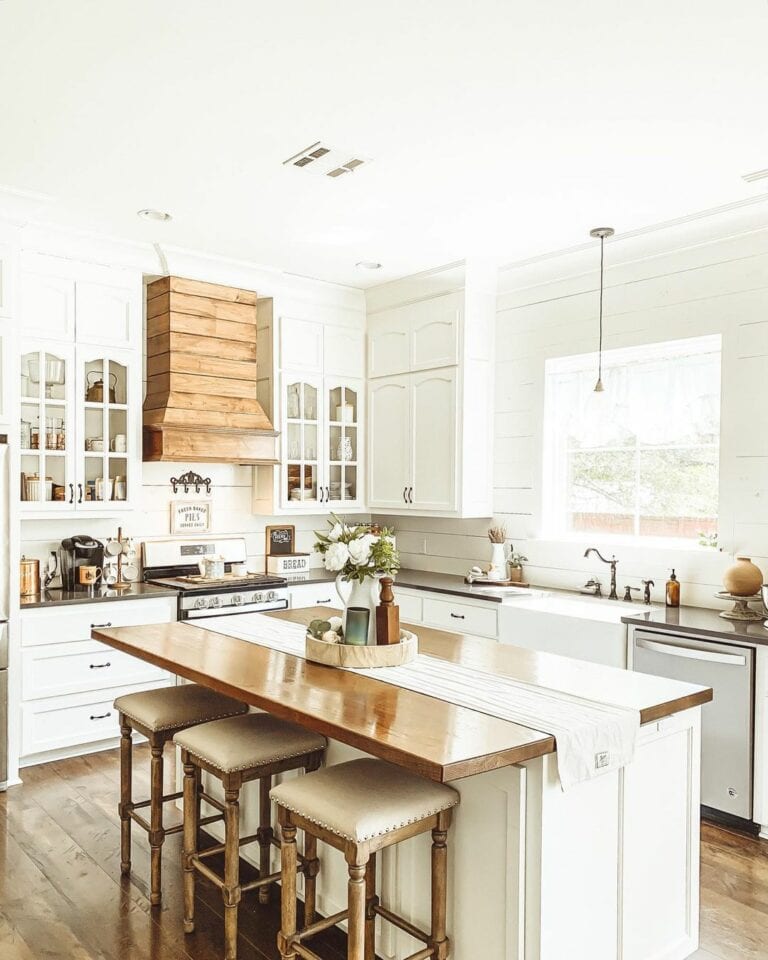 Wood Features for a Charming Country Kitchen