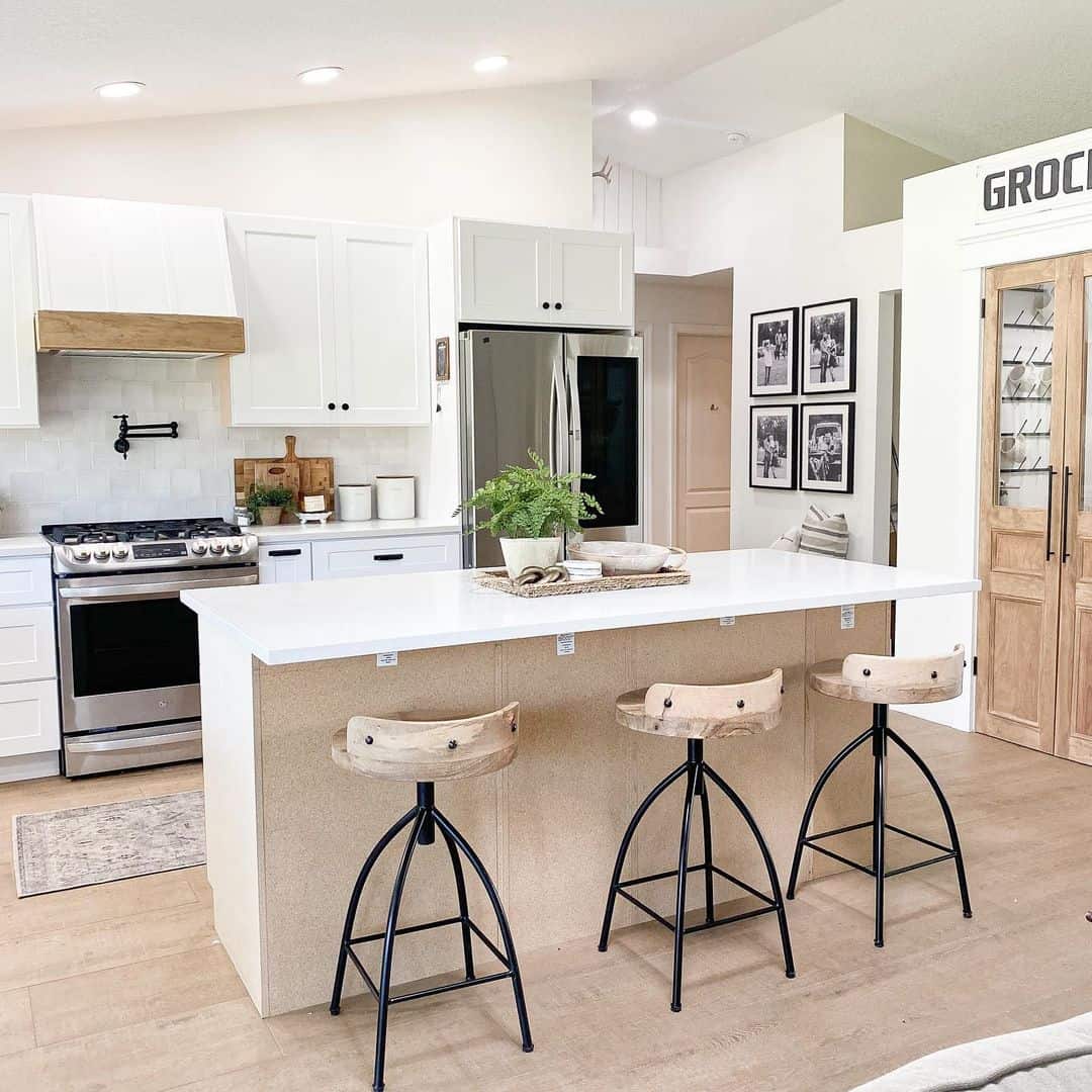 14 Modern Designs for a White Range Hood With Wood Trim