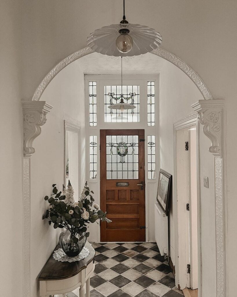 White Vintage Victorian Entry