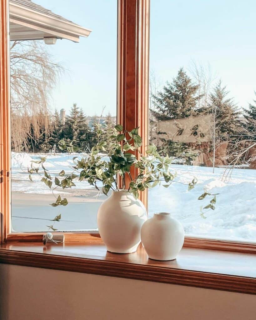 Eye-Catching Window Trim Welcomes Simple Accessories