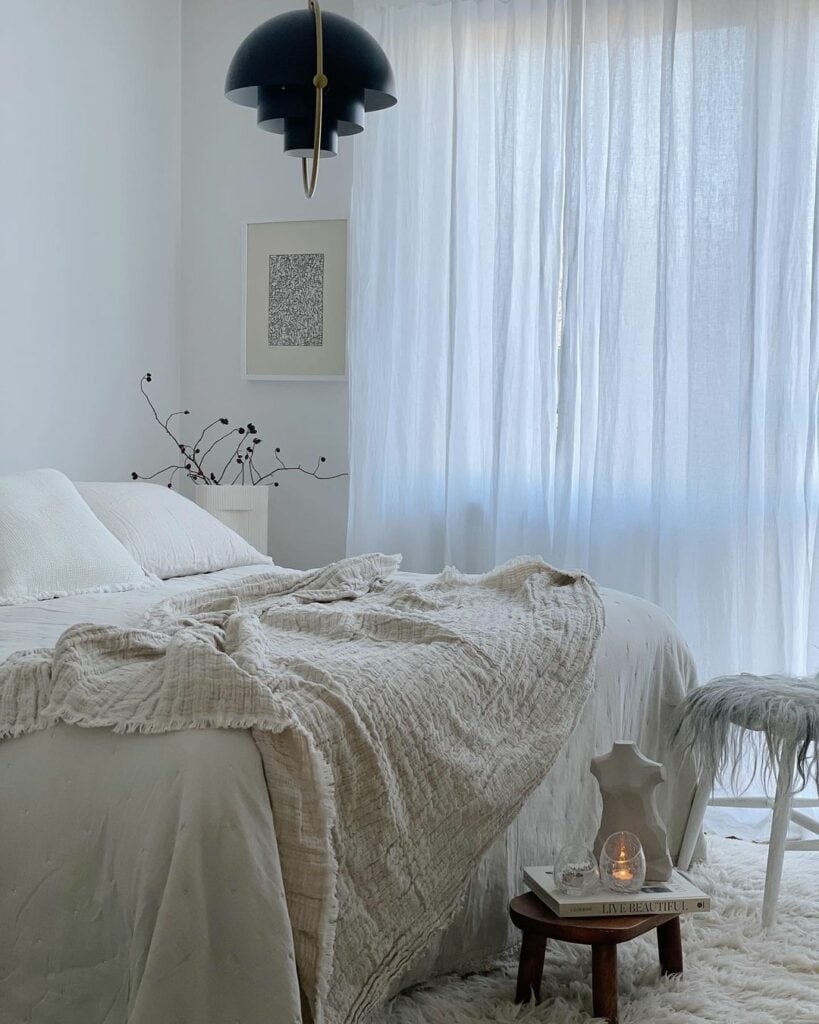 Fresh Minimalist Bedroom With Natural Materials
