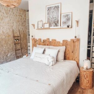 Shortened Pendants Hanging from Wooden Corbels