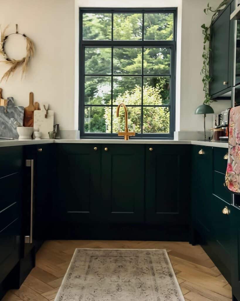 Incorporating Black Kitchen Ideas Into Traditional Decor