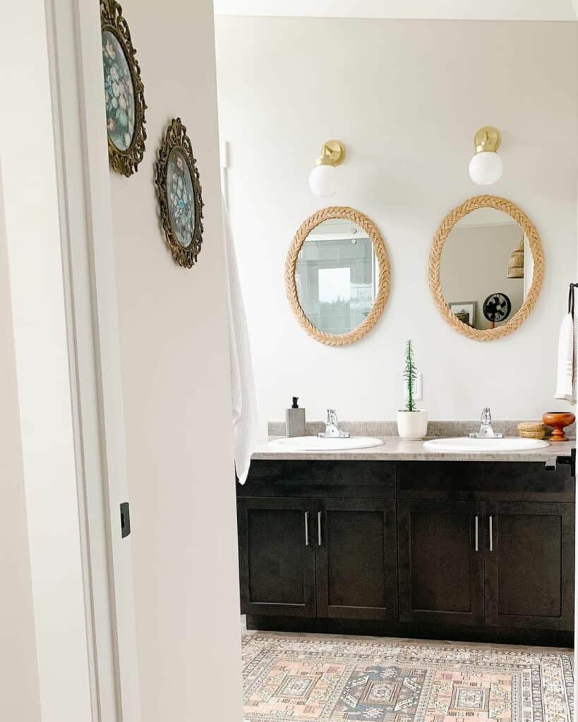Items That Add Texture to a Bathroom