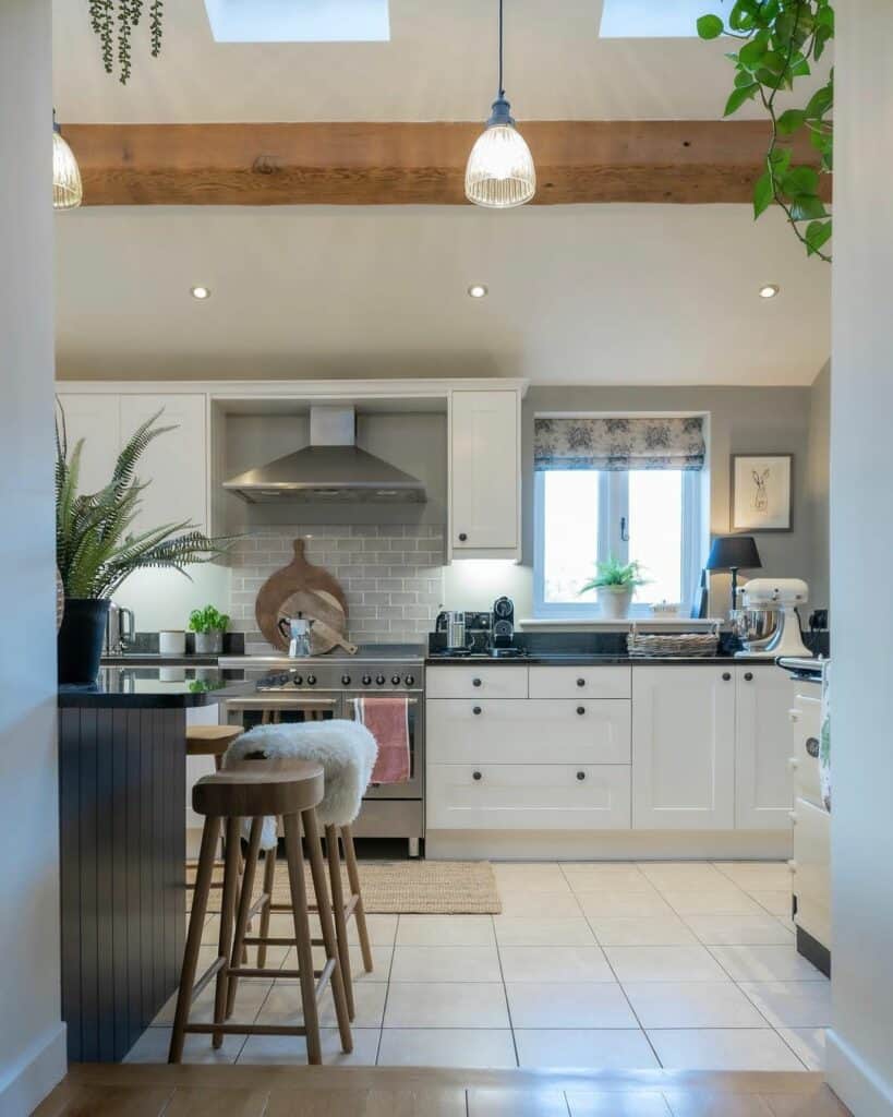 Light Gray Walls for an Airy Kitchen