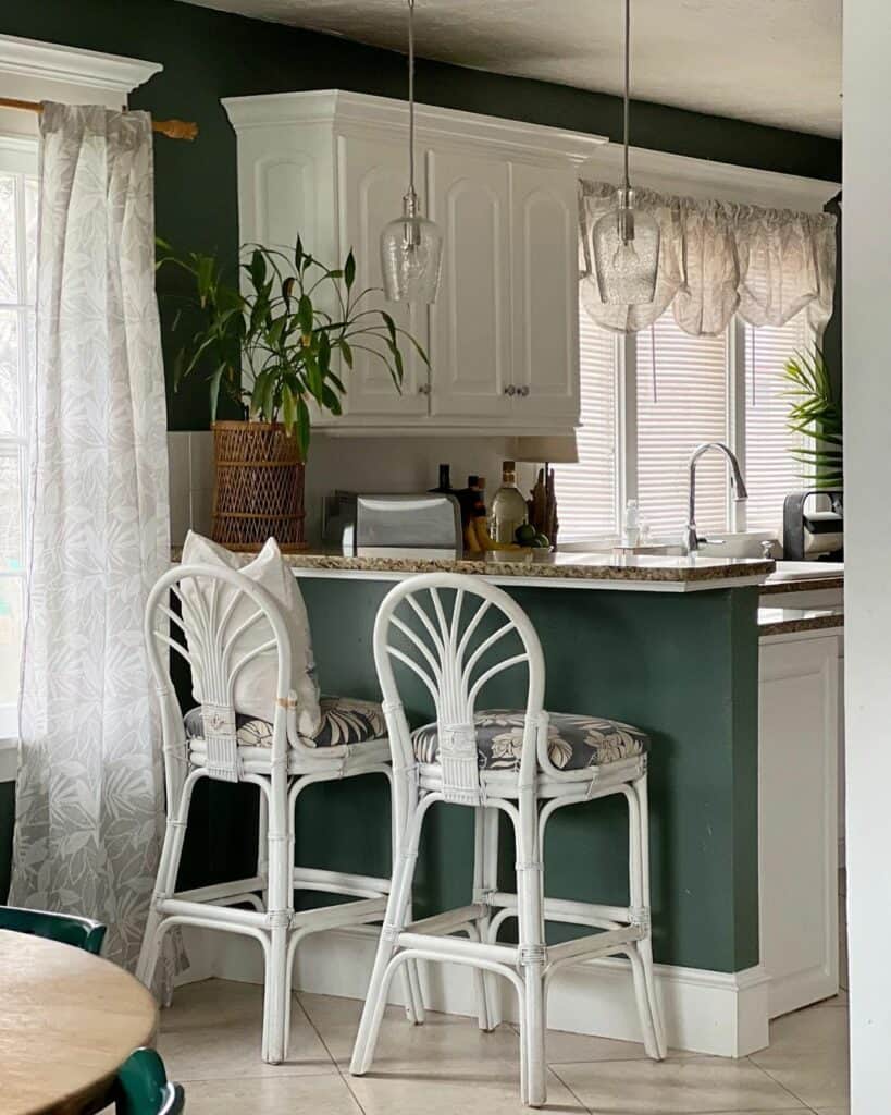 Vibrant Kitchen Wall Colors for a Tropical Look