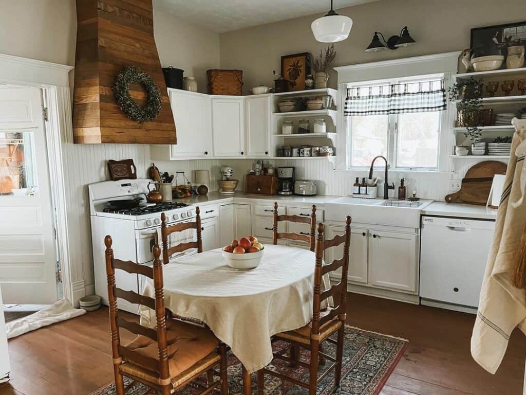 White Appliances That Match a Rustic Kitchen