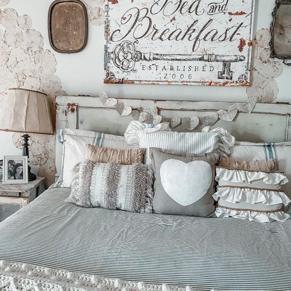 14 Farmhouse Ideas for Filling the Empty Space Above Your Bed